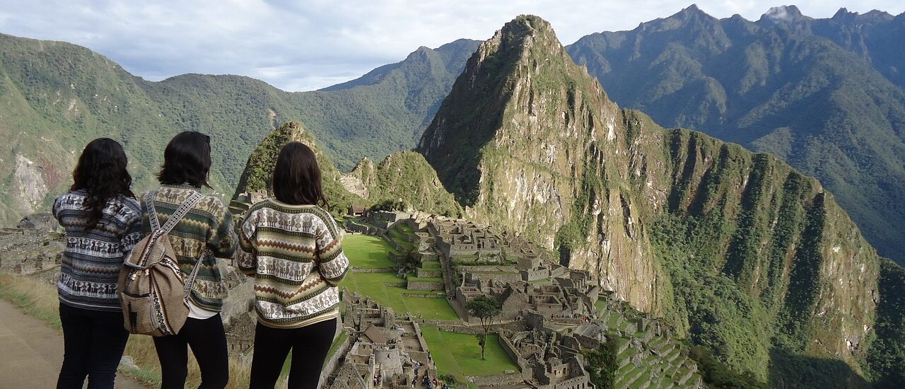 friends travel machu pichu tourists 749571