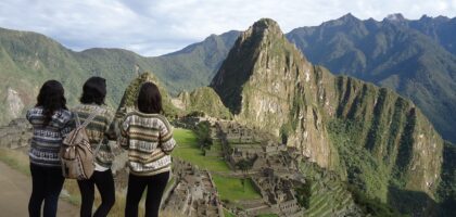 friends travel machu pichu tourists 749571