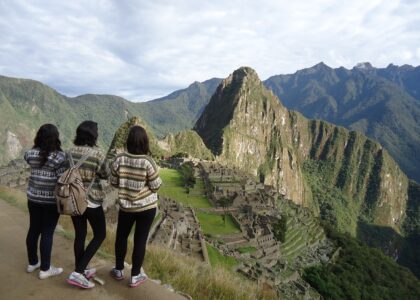 friends travel machu pichu tourists 749571