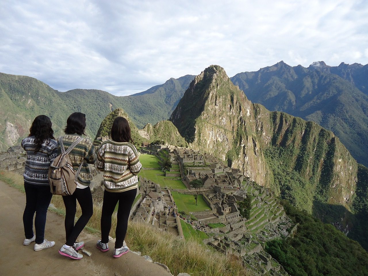 friends travel machu pichu tourists 749571