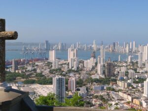 TOUR POR CARTAGENA EN CHIVA TOUR POR CARTAGENA EN CHIVA