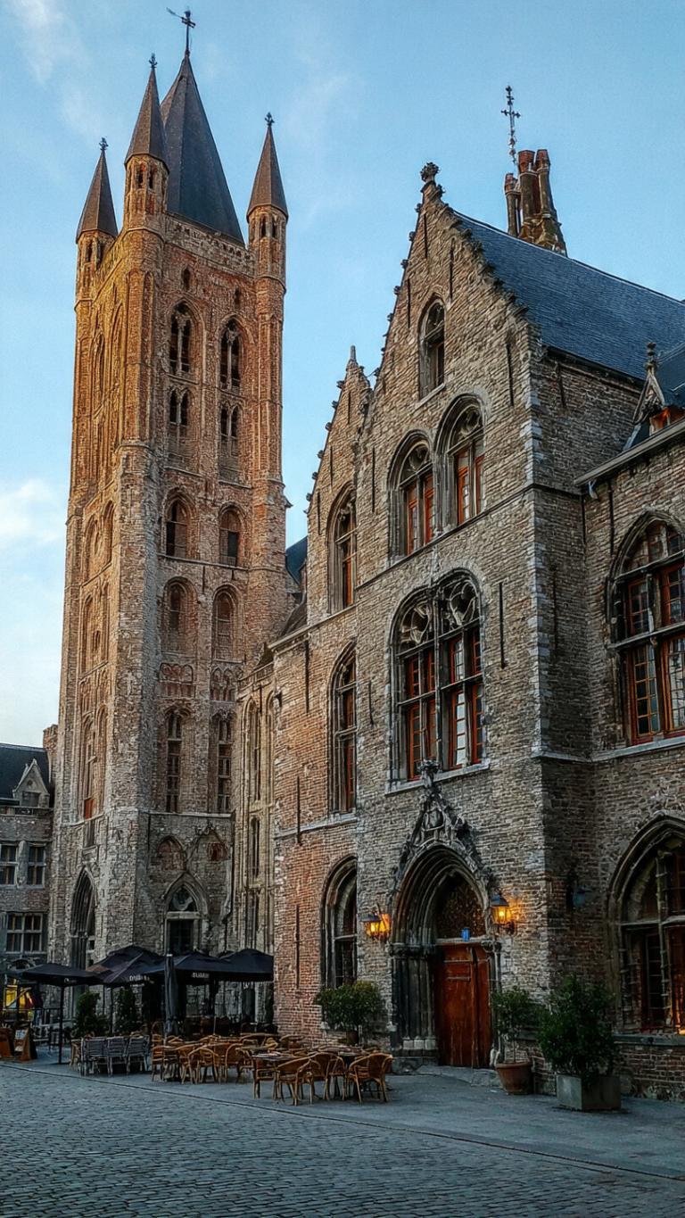 Explora Bruselas, Brujas y Gante. Recorre plazas medievales, canales, arquitectura gótica y la famosa gastronomía belga. Planea tu visita con Kroa.net.