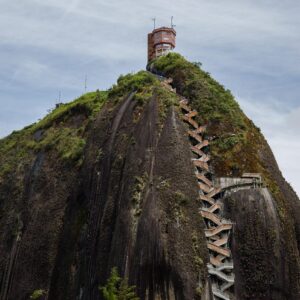TOUR A GUATAPÉ Y PIEDRA DEL PEÑOL EN MEDELLÍN