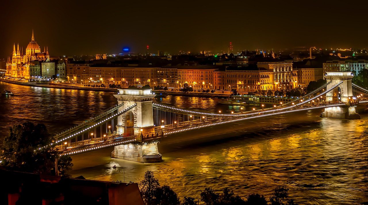 ESCENARIOS ILUMINADOS Y BARCO - BUDAPEST